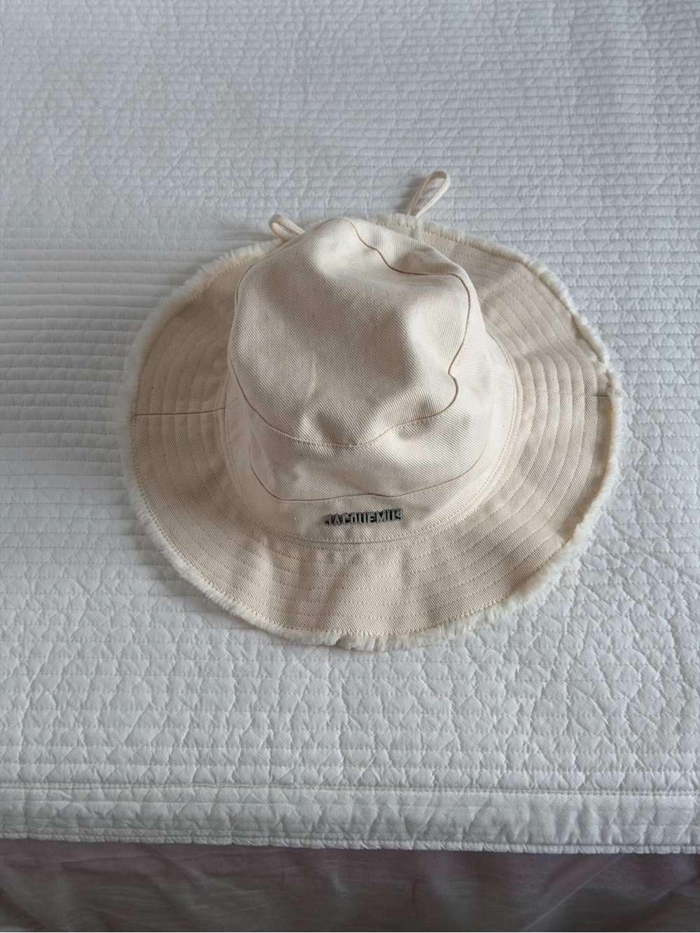 Jacquemus Le Bob Artichaut cream canvas bucket hat